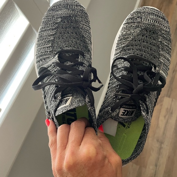 2 pair Nike size 7.5 women’s Free RN Flyknit - Picture 13 of 13